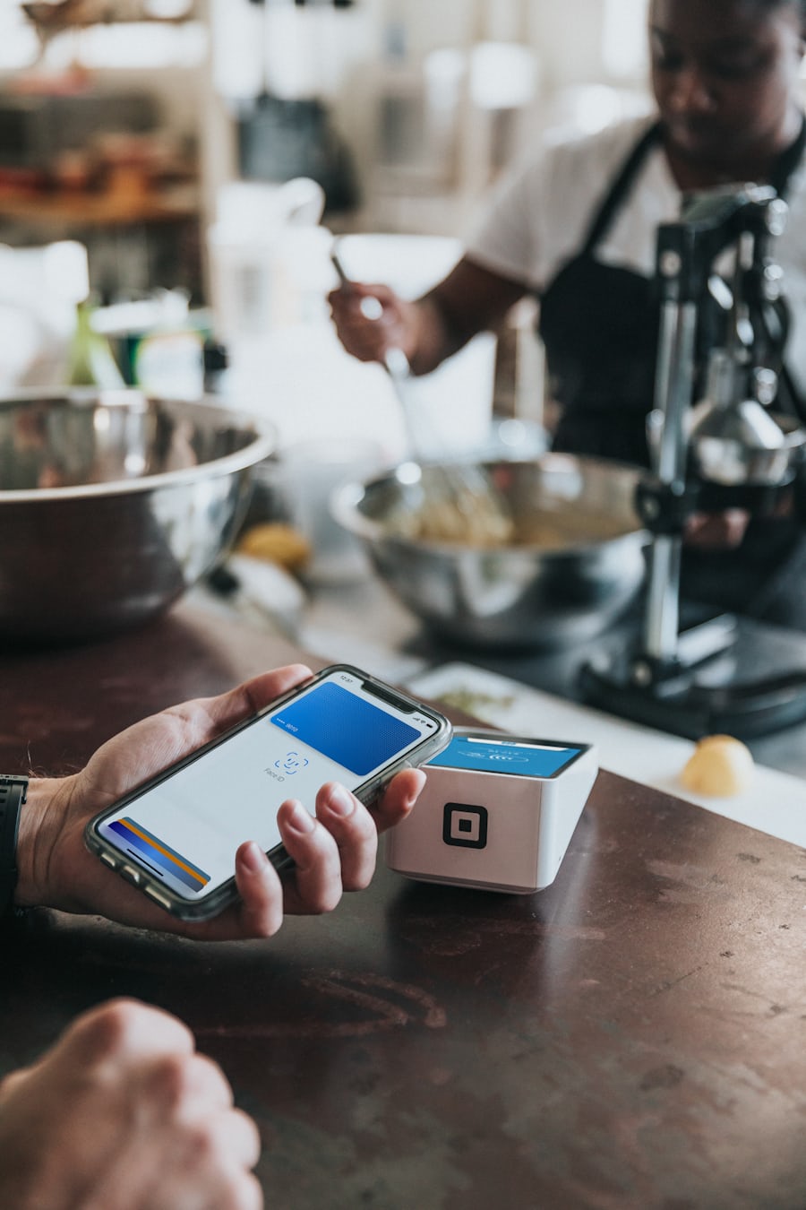 Seseorang melakukan pembayaran digital dari ponsel sebagai ilustrasi metode deposit