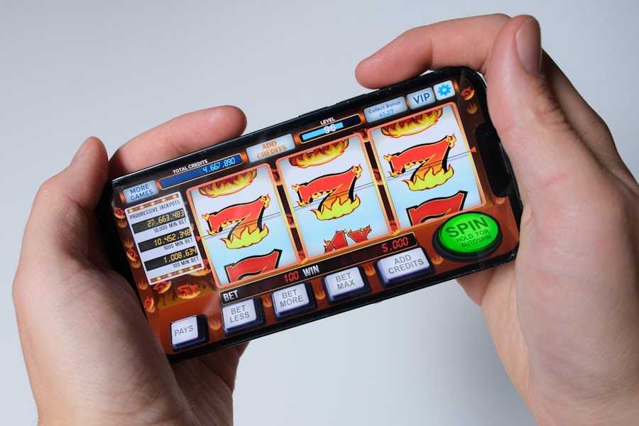 Seseorang bermain game slot melalui ponsel pintar