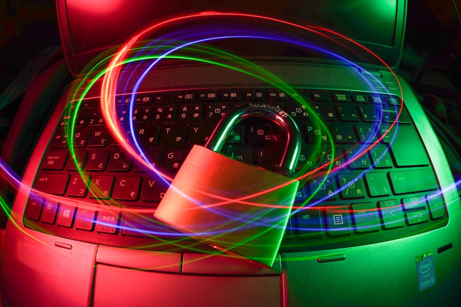 Gembok di atas laptop sebagai ilustrasi keamanan akun online