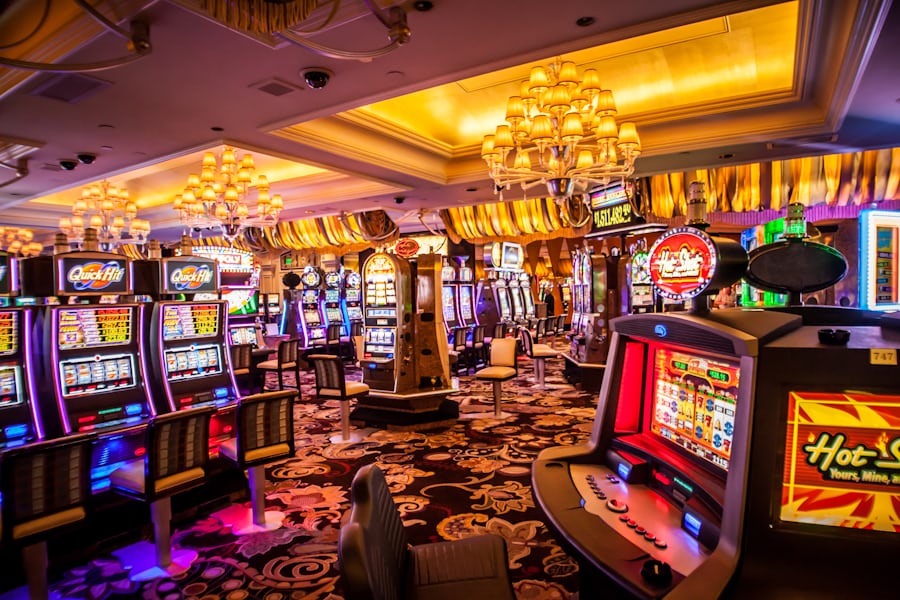 Deretan mesin slot di dalam kasino sebagai ilustrasi kategori slot online