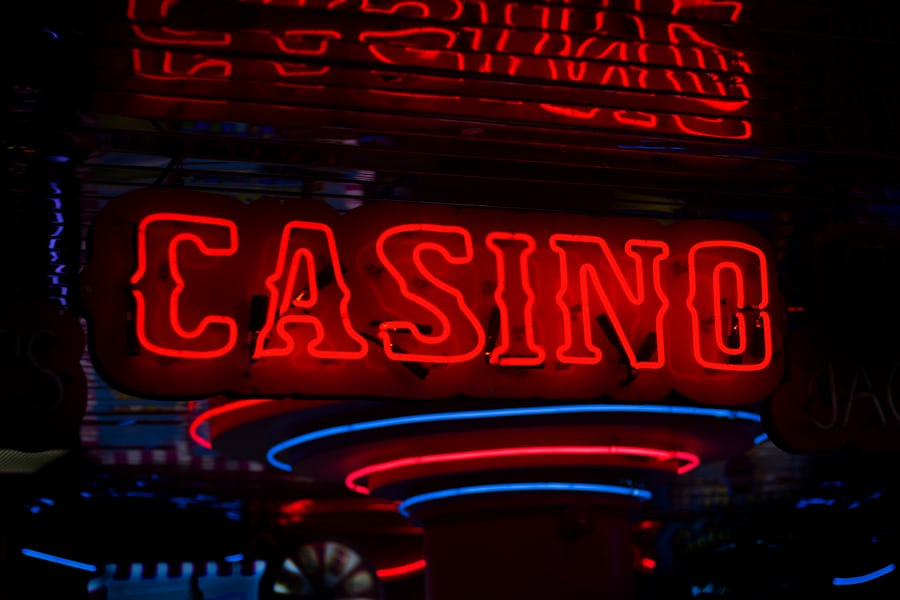 Neon merah bertuliskan casino sebagai ilustrasi dunia permainan online